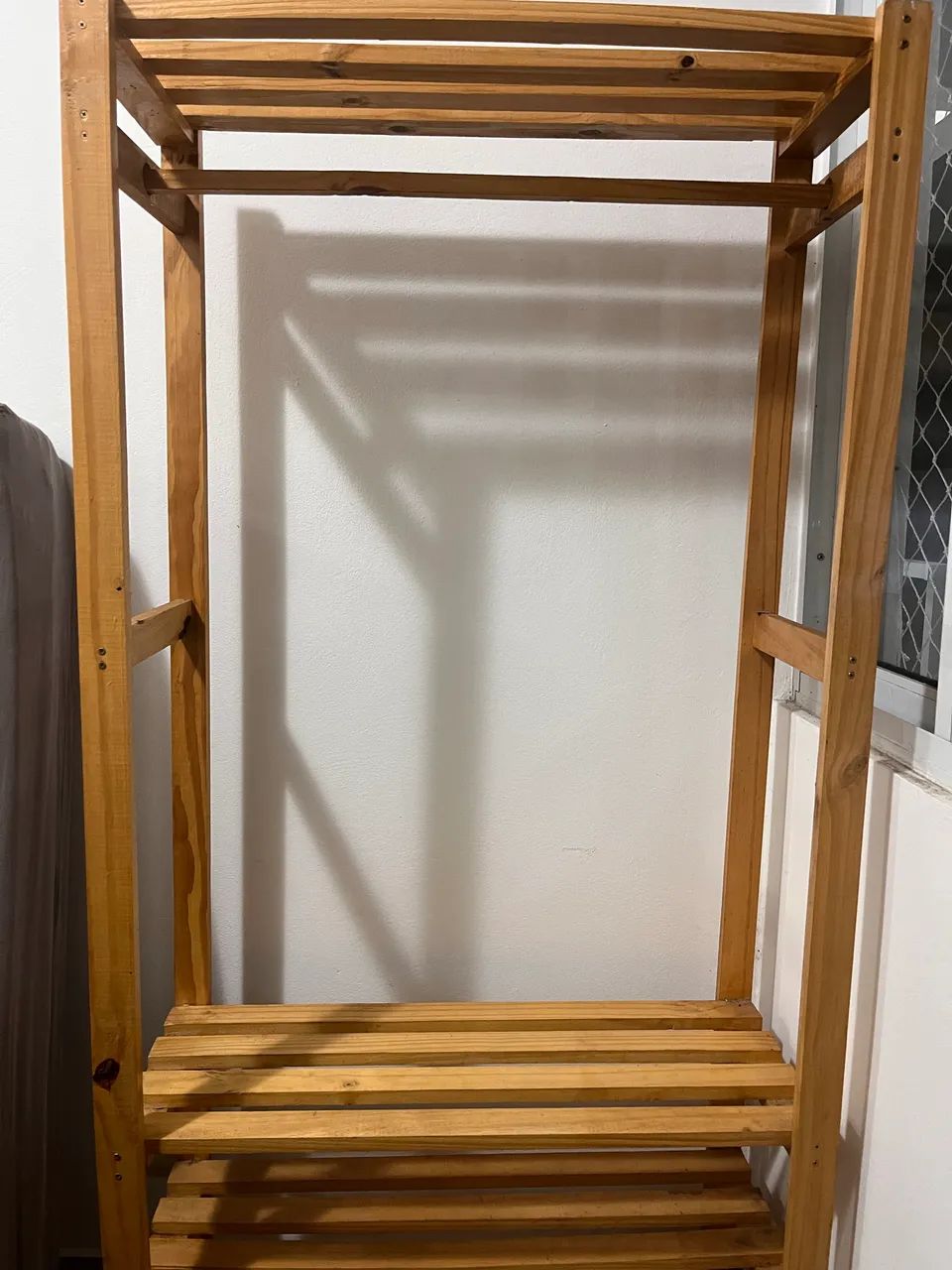 Arara de roupa pequena 