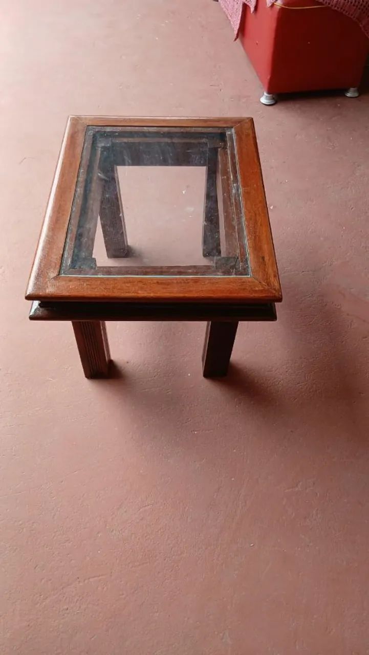 Mesa de centro de madeira com tampa de vidro