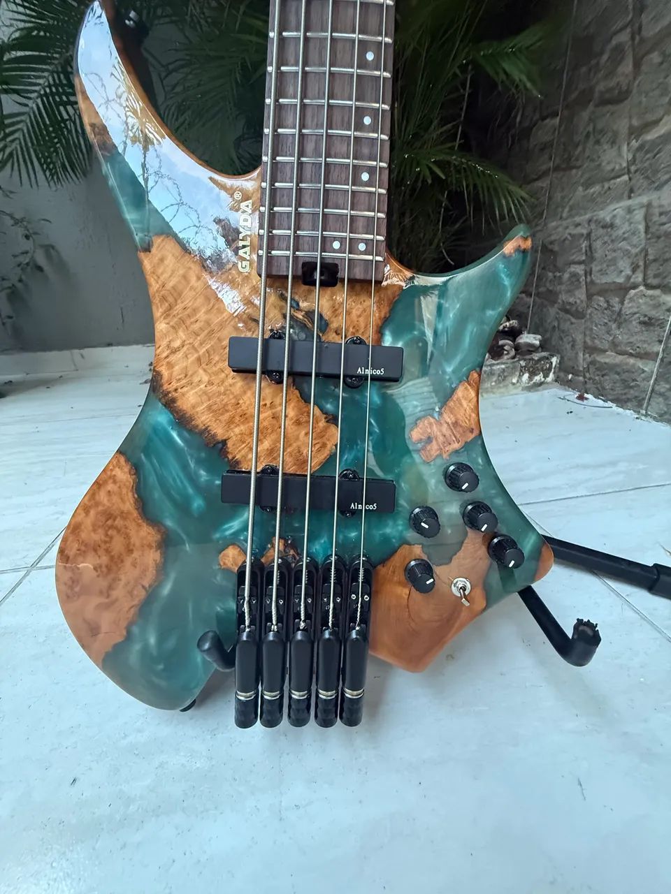 Baixo elétrico 5 cordas Headless 