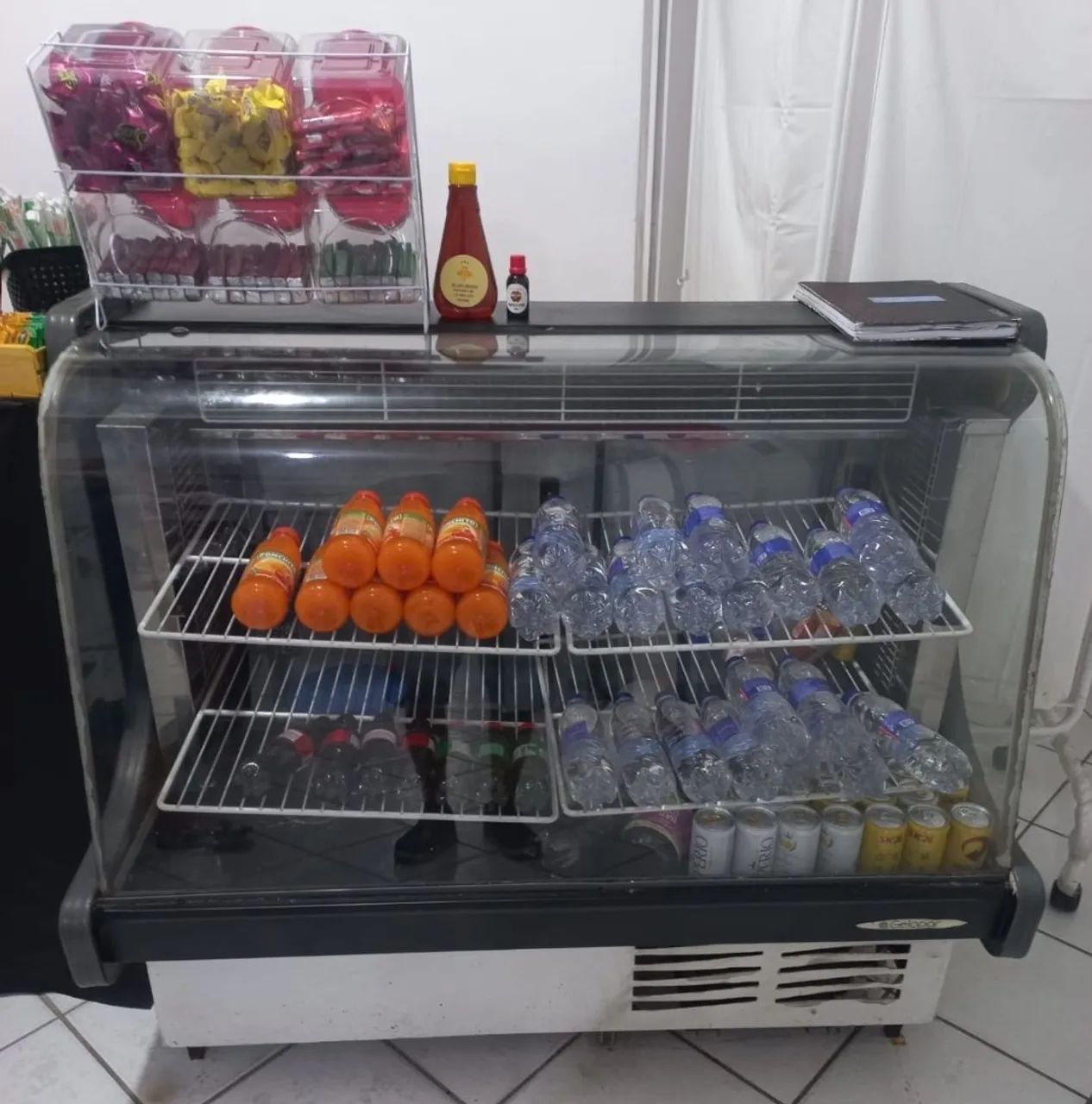Repositor de bolo refrigerado