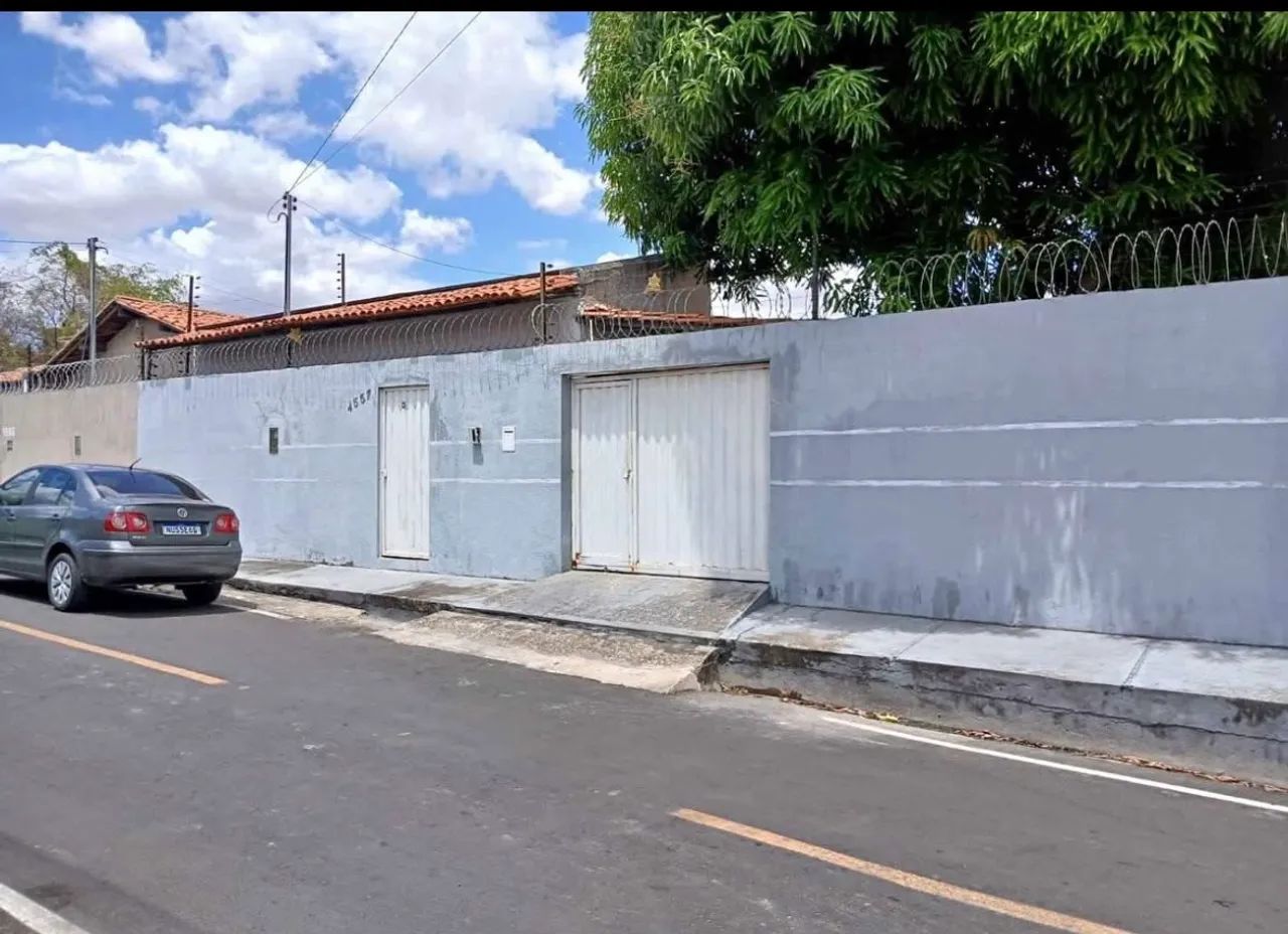 VENDO CASA COM 3 QUARTOS E DOIS BANHEIROS 