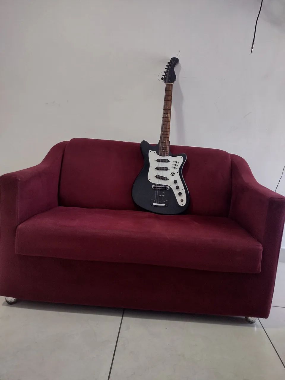 Sofá Namoradeira Compacto em Veludo Vermelho 