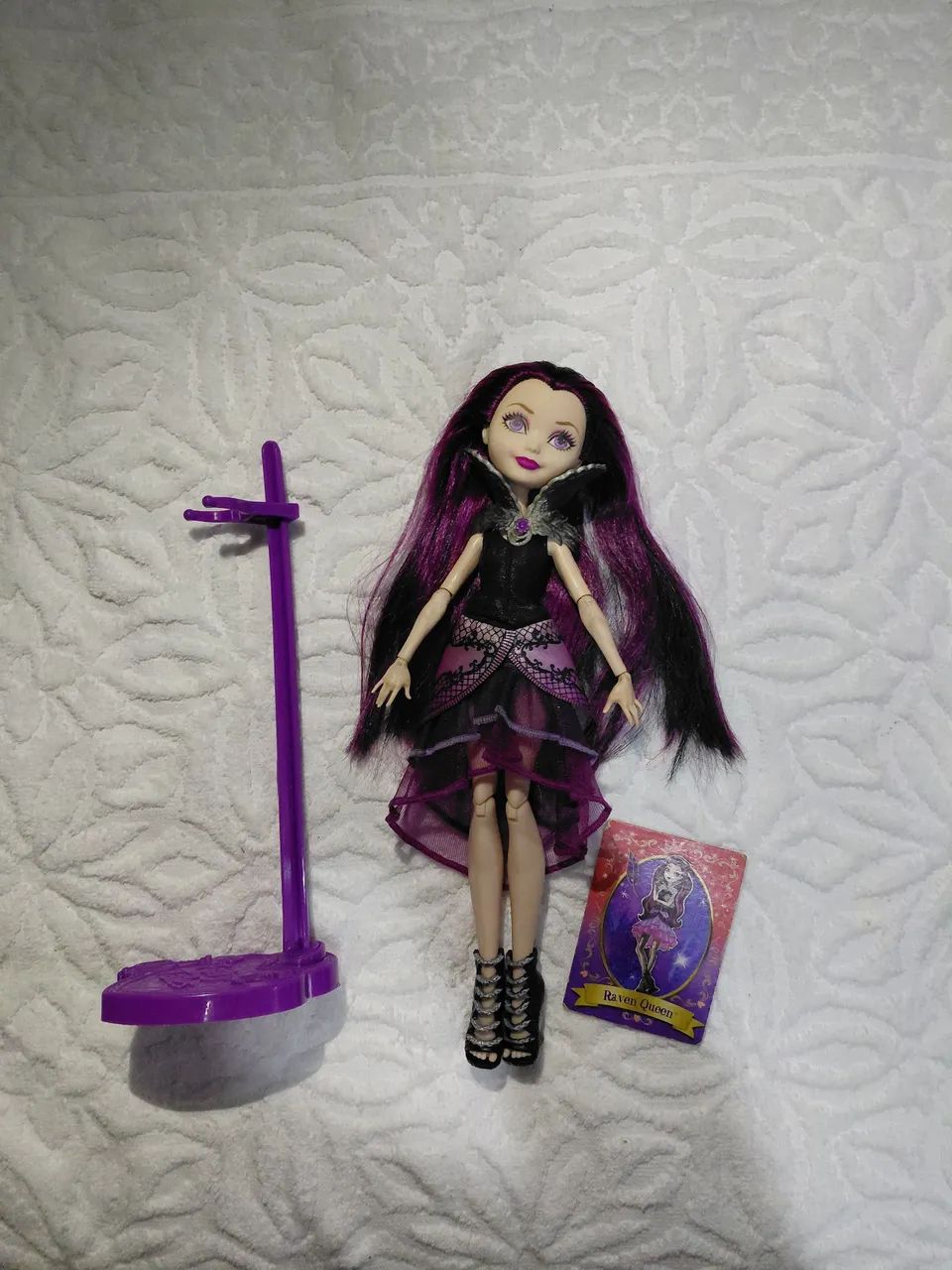 Boneca ever after high com defeito 