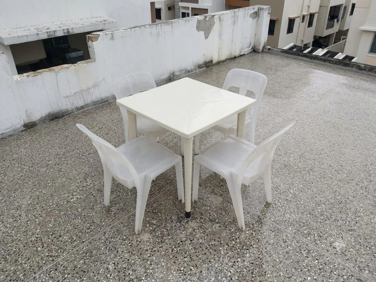 Mesa com 4 cadeiras plastico - Foto 2