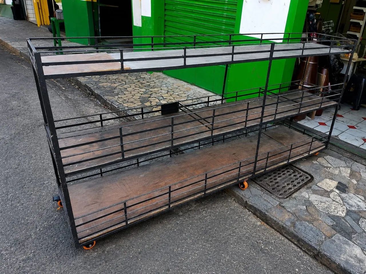 Verdureiro Expositor de Ferro com 3 Prateleiras e Rodízios