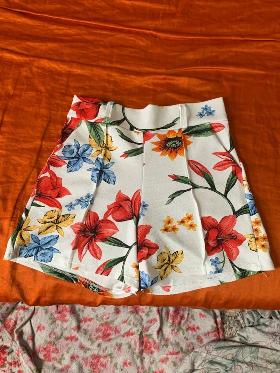 SHORT BRANCO COM FLORES - Foto 2
