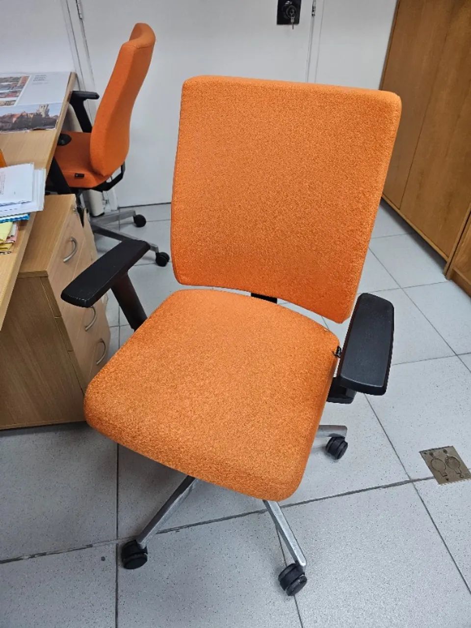 1 Estação de trabalho com 4 módulos + 4 Cadeiras - Foto 2