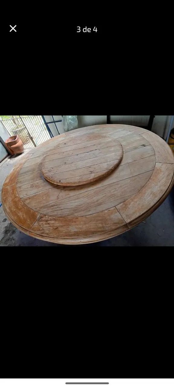 Mesa rústica de madeira com prato giratório