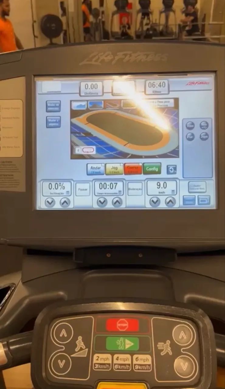 Esteira Profissional Life Fitness 95T Engage - Linha Comercial
