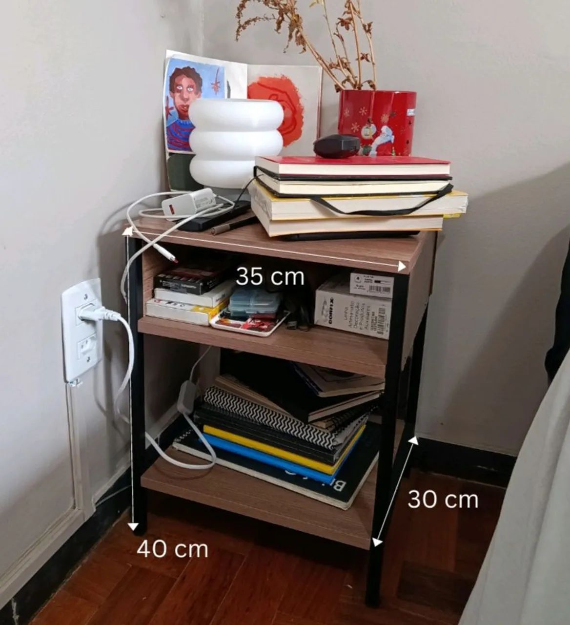 Mesa de cabeceira com prateleiras estilo industrial