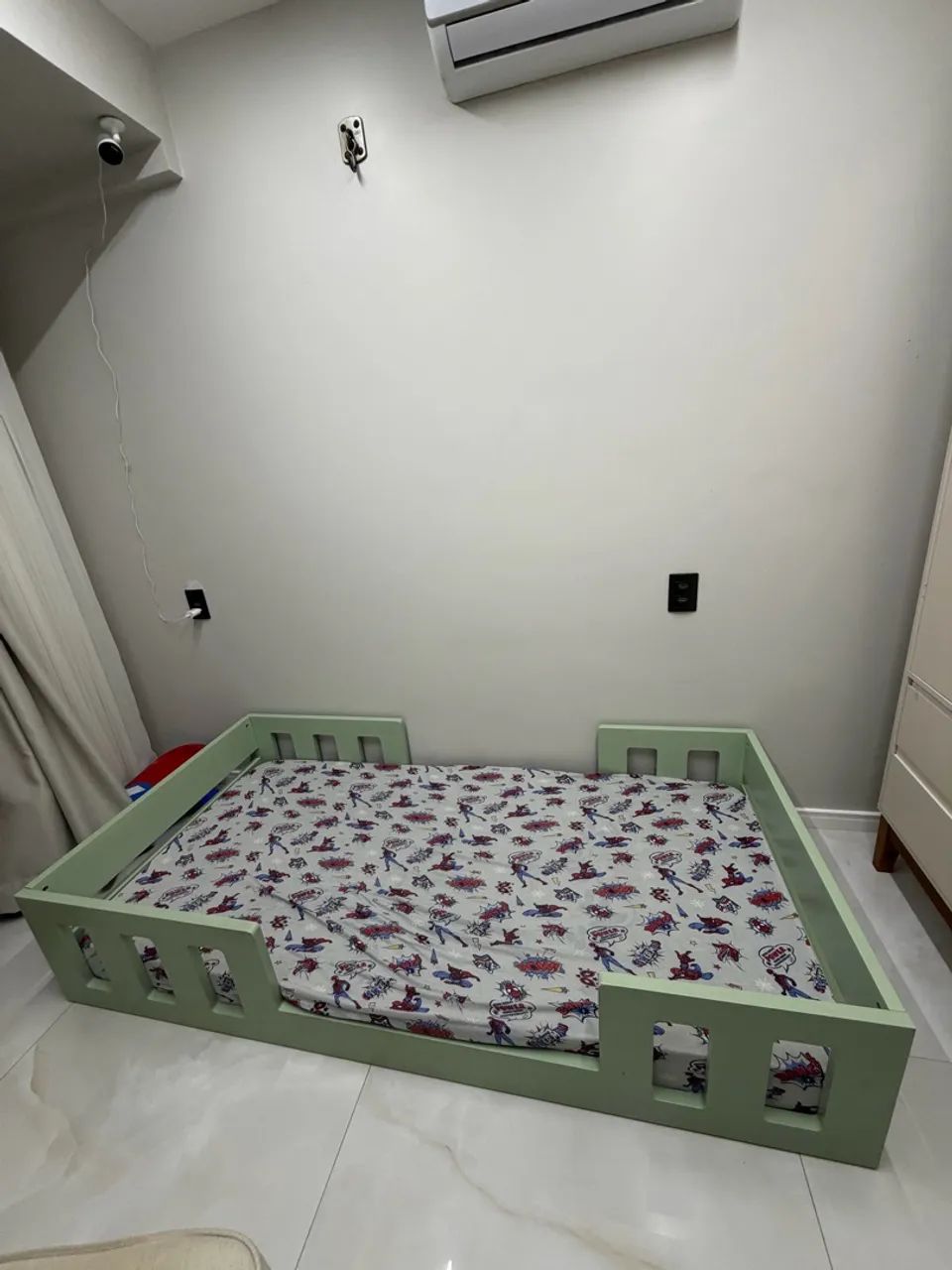 Cama montessoriana infantil 