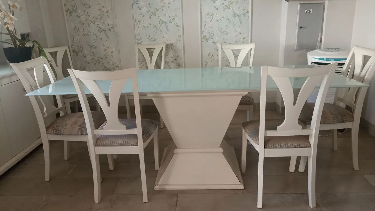 mesa em madeira com suporte embaixo e vidro 
