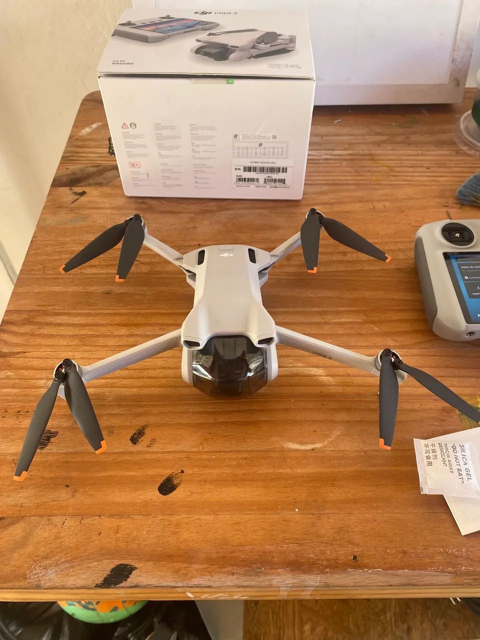 Drone DJI Mini 3 com display no controle