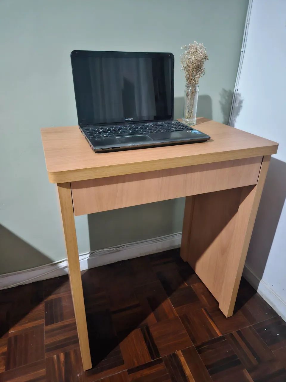 Escrivaninha pequena com gaveta