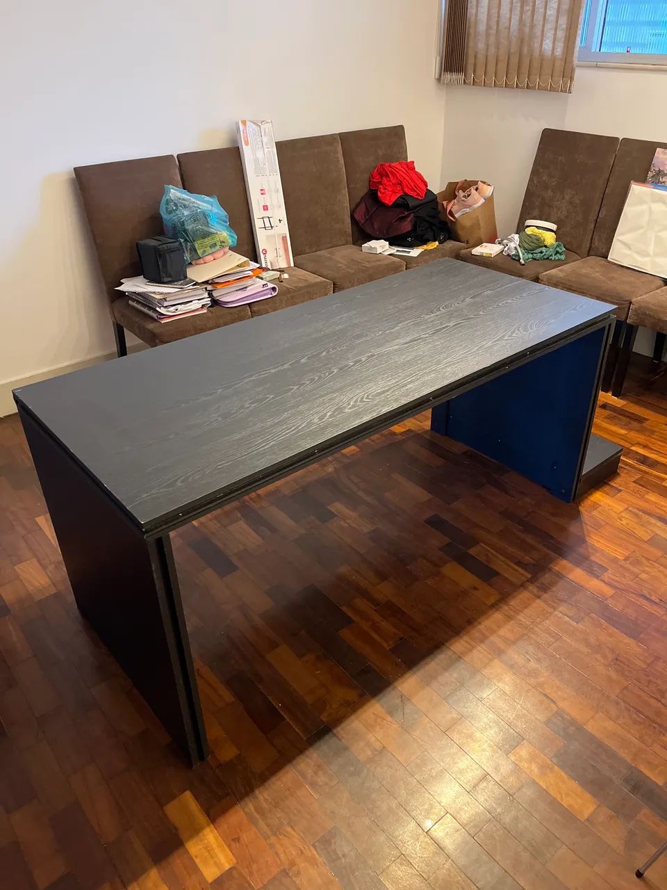 Mesa preta de madeira