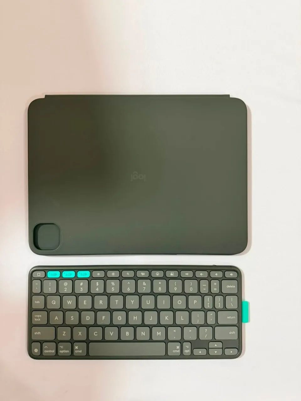 Capa com Teclado Logitech Flip Folio para iPad Pro 11", iPad Air 11" - Foto 4