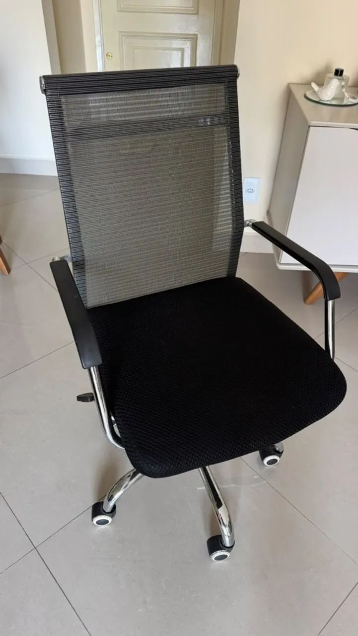 Cadeira de Escritório Executiva Presidente - Preta com Base Cromada