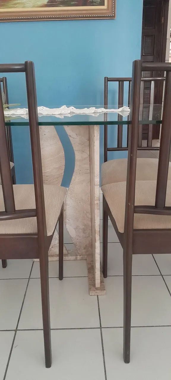 Mesa de vidro com base de mármore e seis cadeiras estofadas de madeira  - Foto 3
