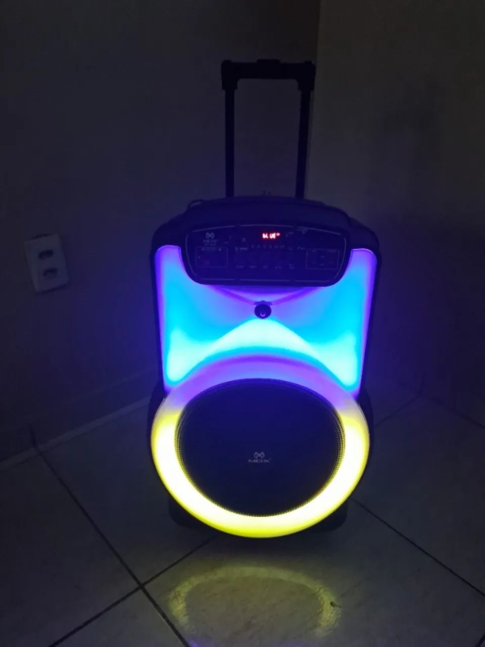 Caixa de som com microfones sem fio