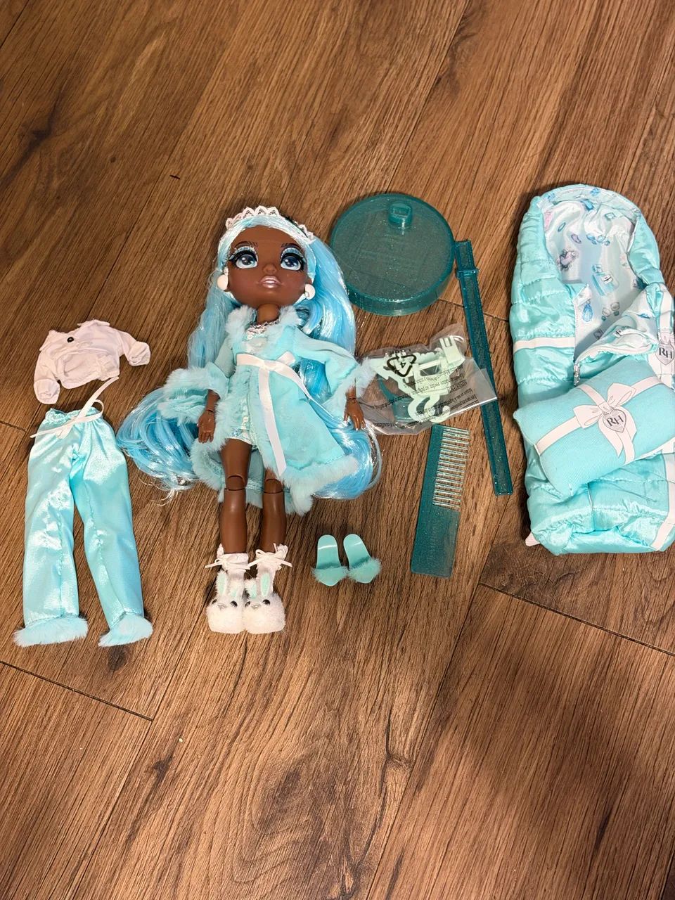 RAINBOW HIGH SLUMBER PARTY ROBIN STERLING
