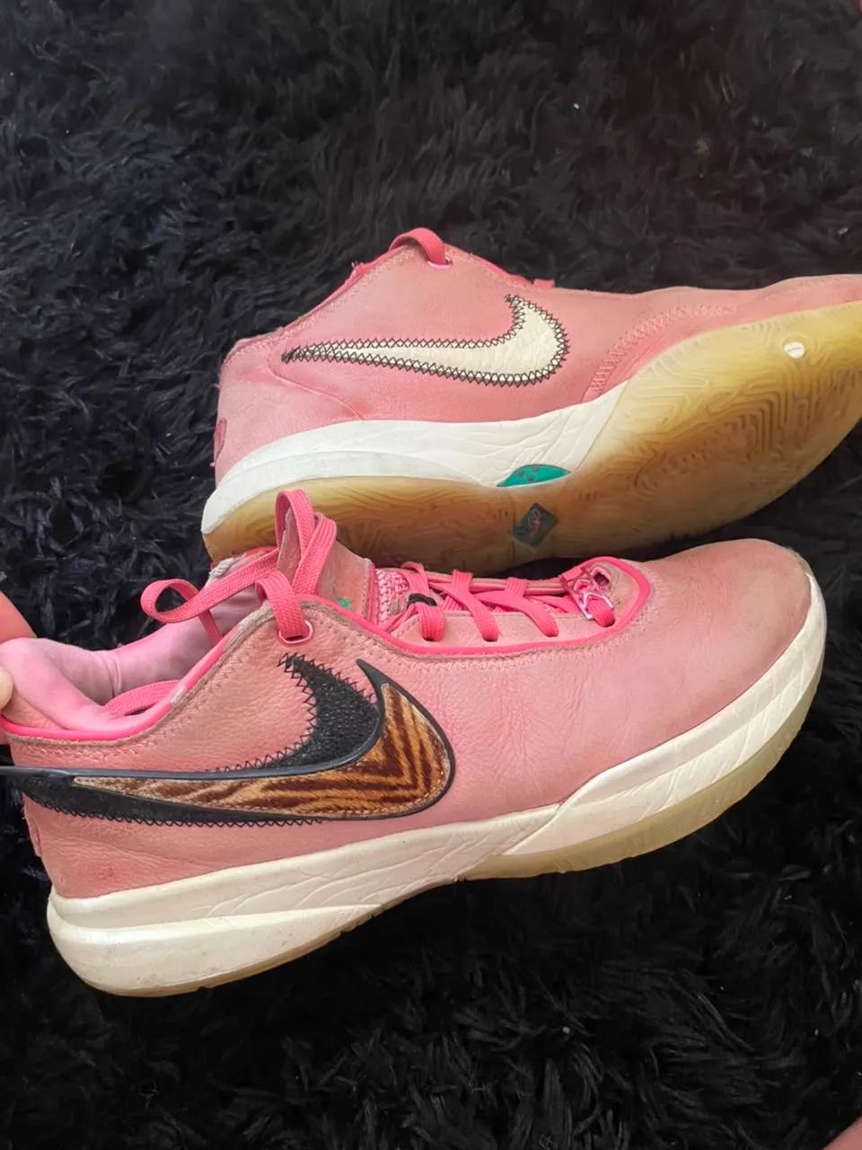 TÊNIS NIKE LEBRON XX ROSA 