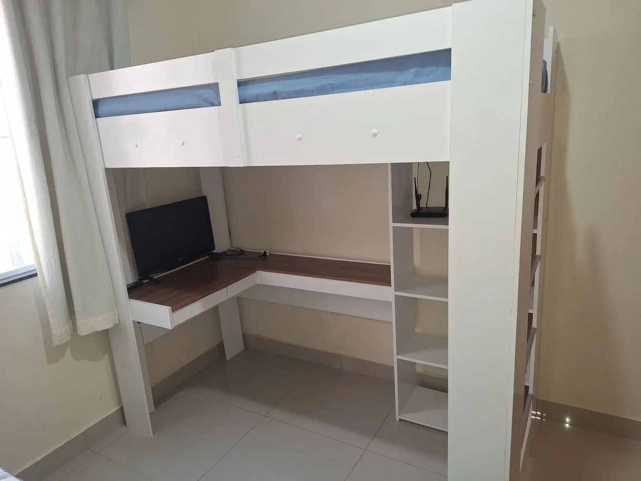Cama com colchão, escrivaninha e prateleira - Foto 3