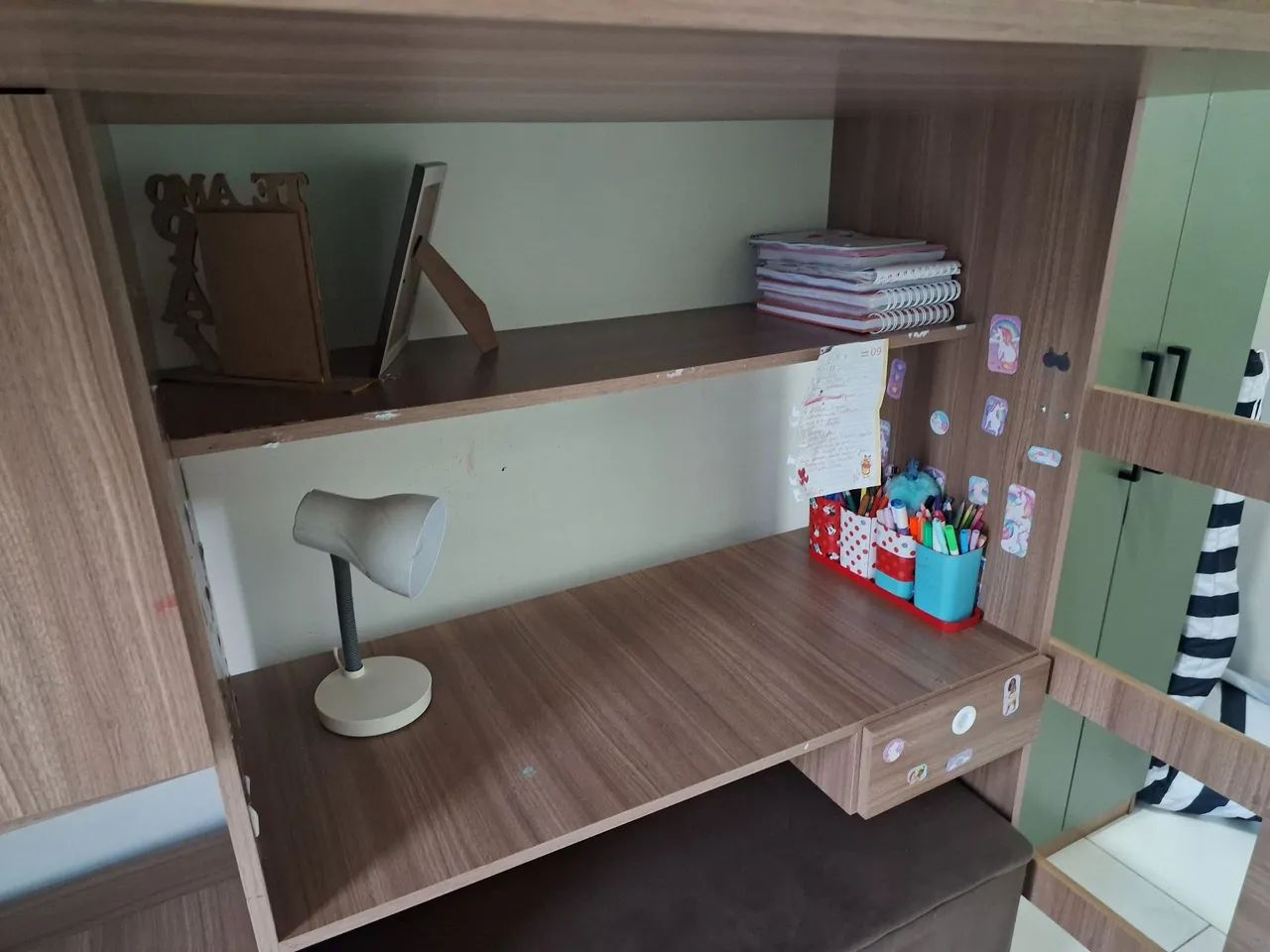 Cama solteiro elevada com escrivaninha, armário e baú  - Foto 3