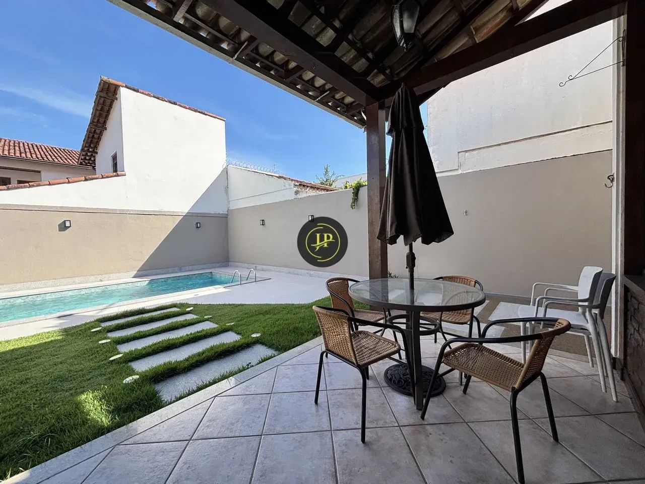 CASA LINEAR DE 03 QUARTOS/SUÍTE COM QUINTAL E PISCINA NA MATA DA PRAIA