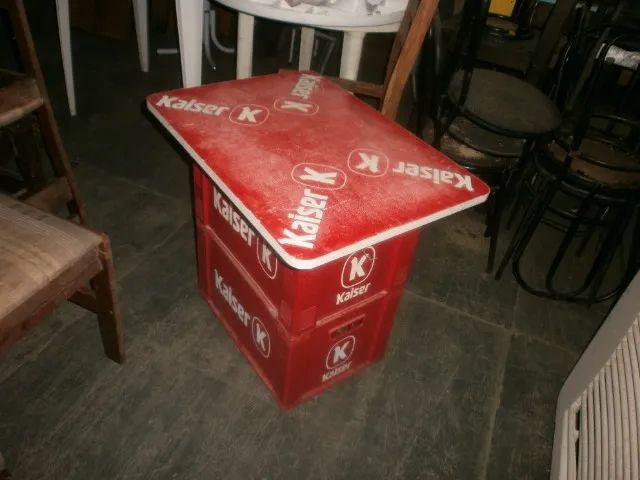 mesa feita - com 2 caixas - grades plásticas de garrafa - valor individual
