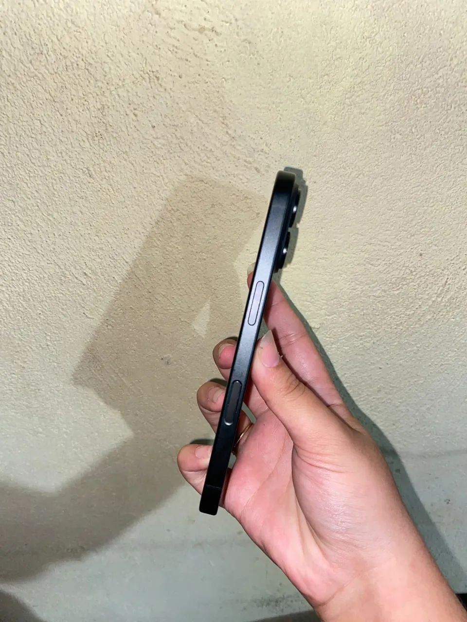 iPhone 16, semi novo. Comprado na loja, acompanha nota fiscal e caixa  - Foto 3