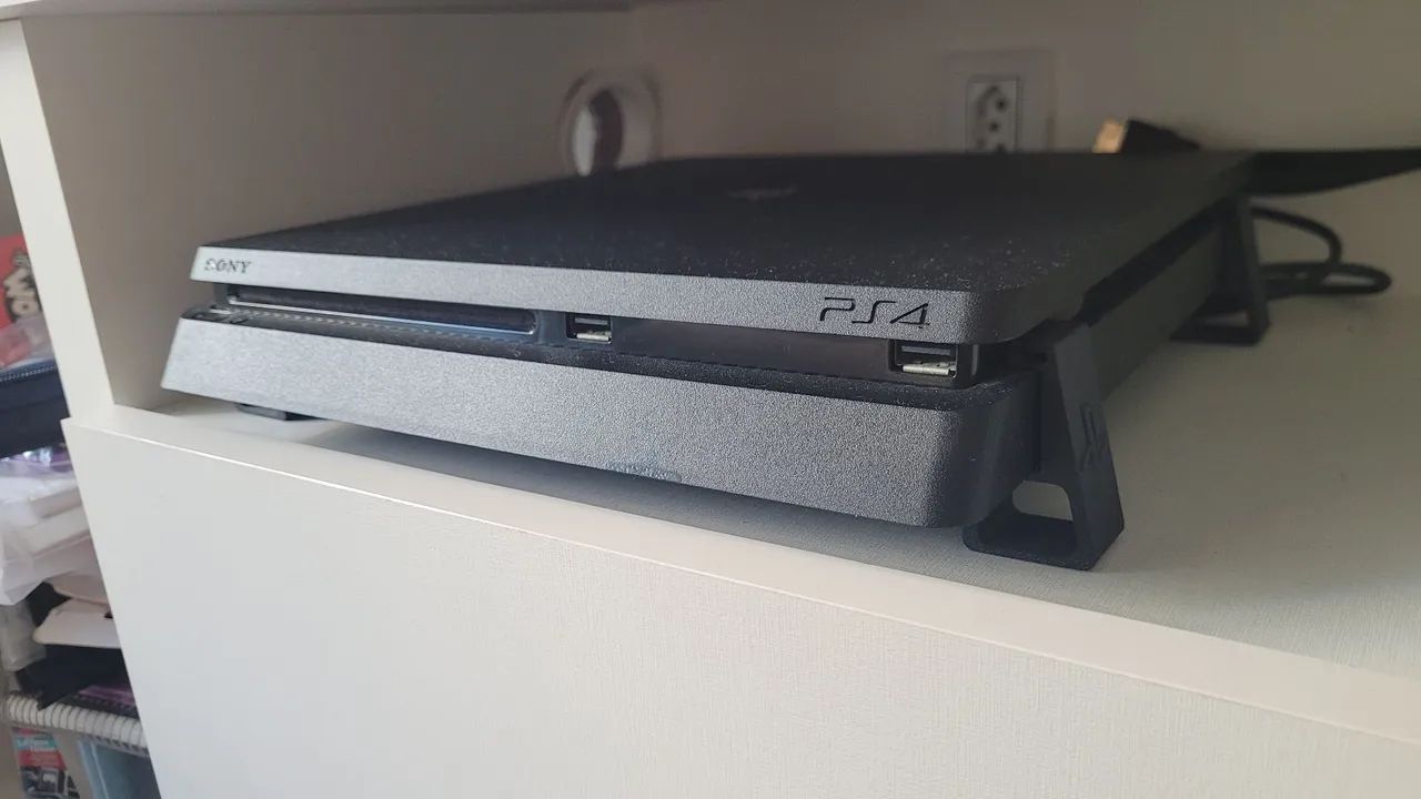 Playstation 4, 1TB com 2 controles acessórios e jogos