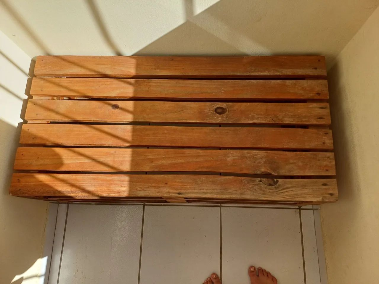 Banco de pallet com 6 rodinhas - Foto 2