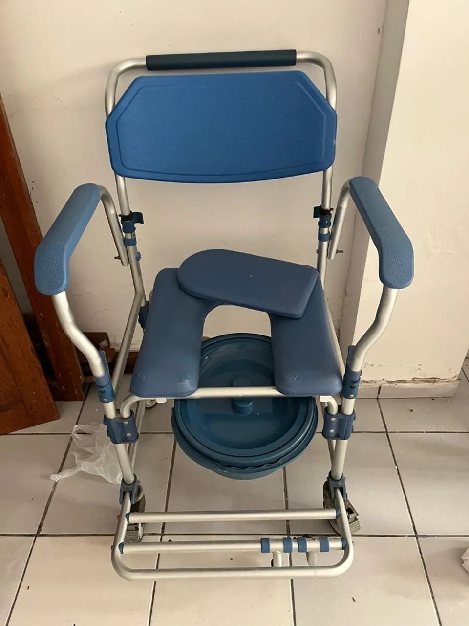 Cadeira de banho em alumínio alcochoada. - Foto 2