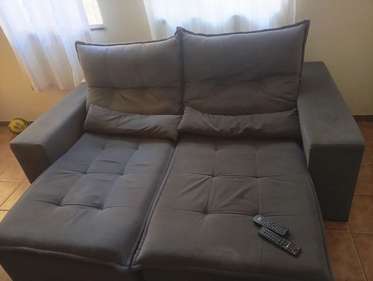 Sofá retrátil cinza  - Foto 2