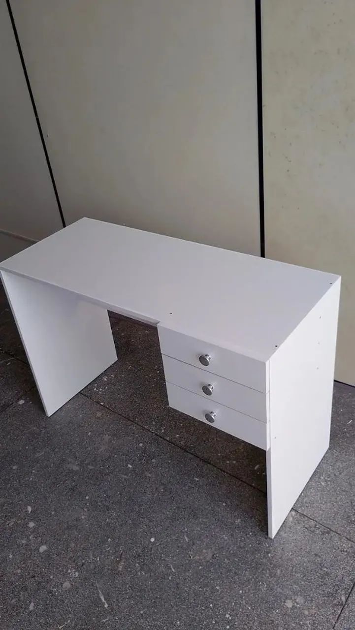 Mesa com Gavetas laterais 