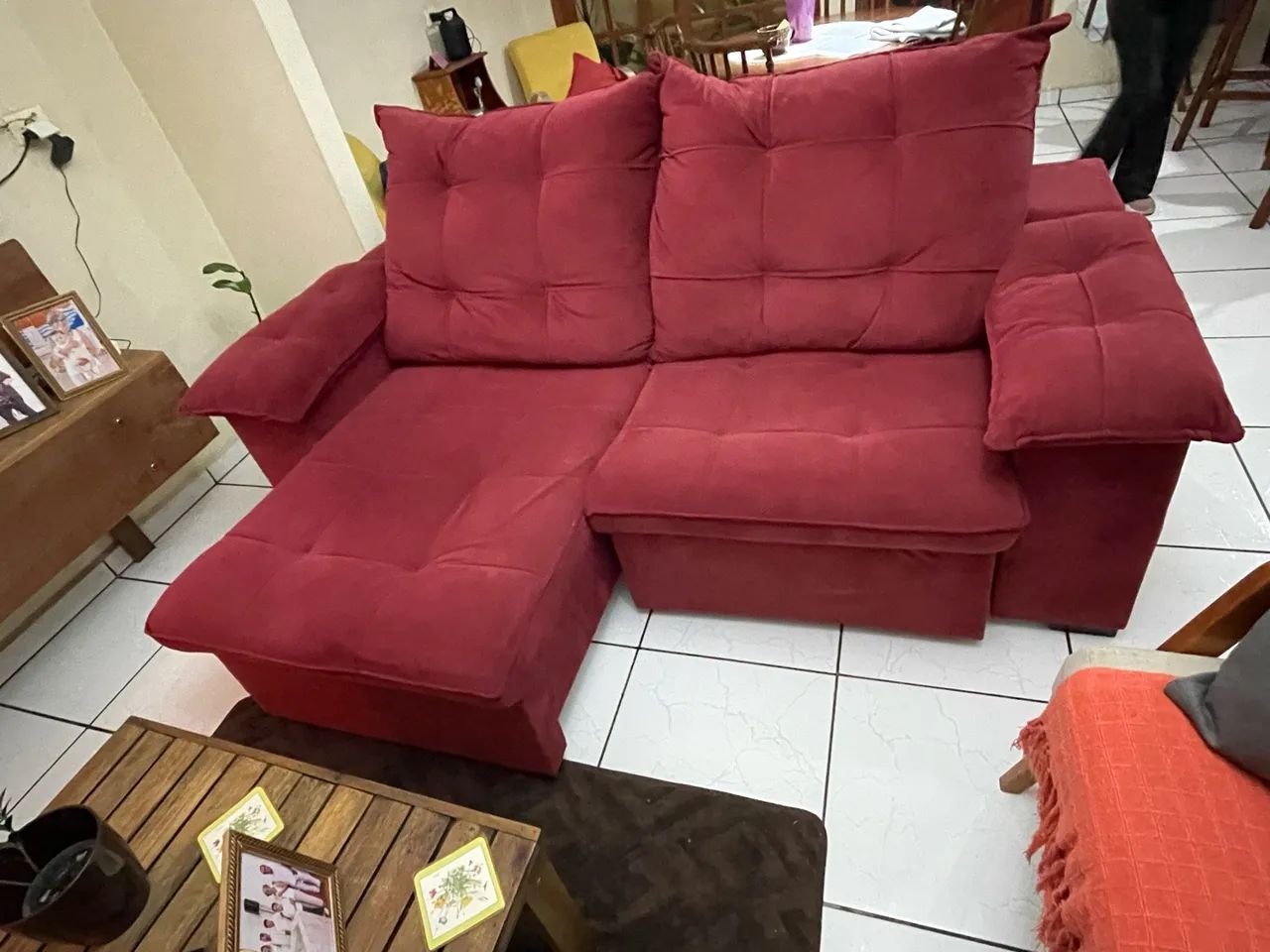 Sofá Retrátil e Reclinável Bordô em Suede - Excelente Estado (1 ano) - Foto 2