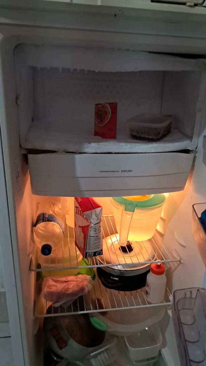 Vendo geladeira Electrolux funcionando bem  - Foto 2