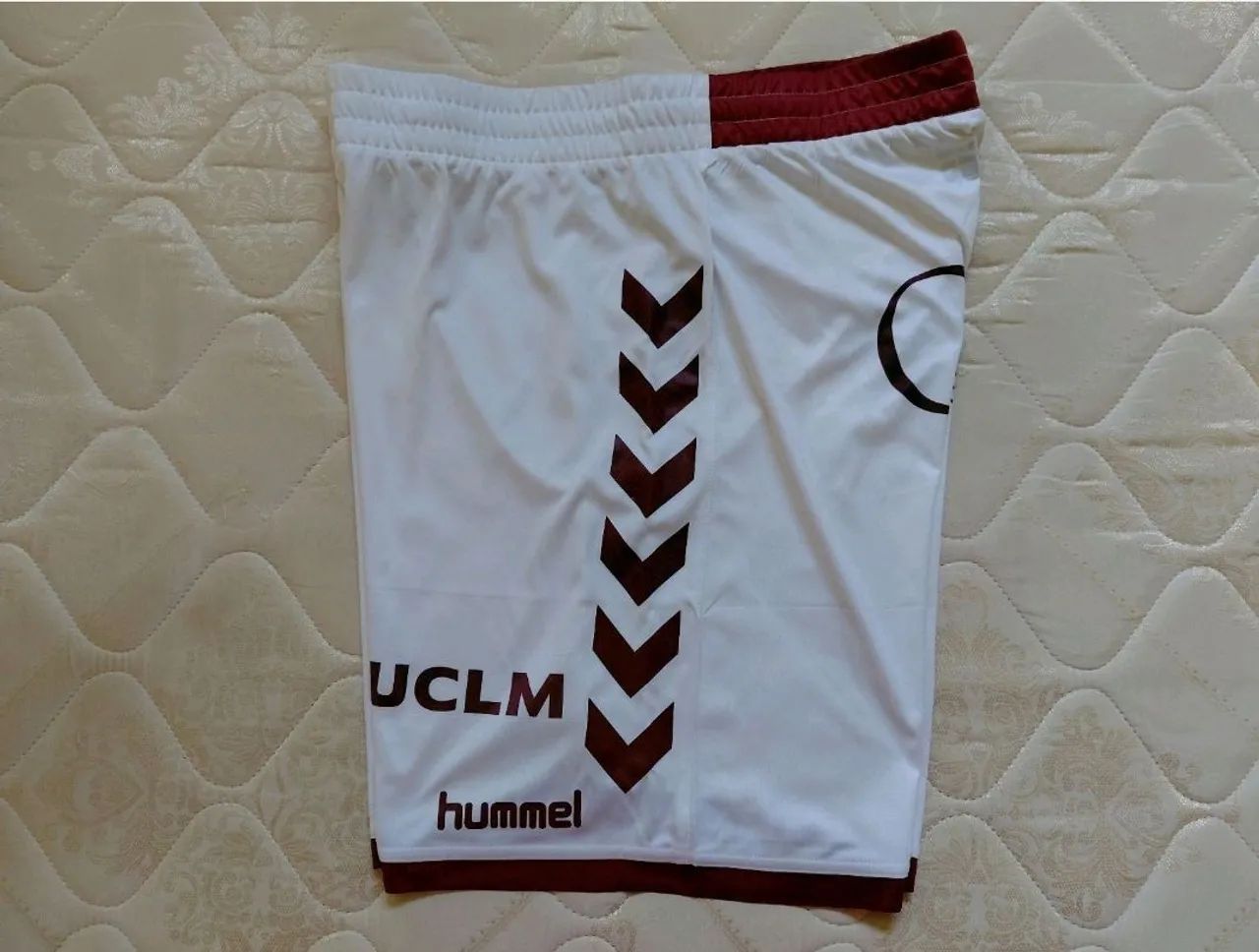 Short hummel albacete cor branco GG de 2018 - Foto 4