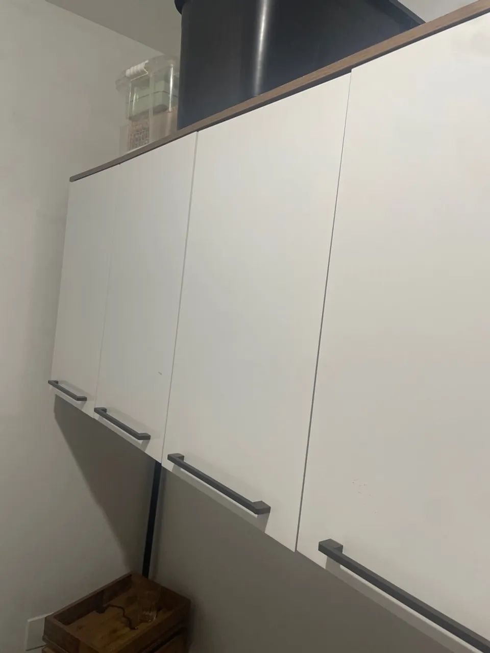 Armário multiuso branco e marrom com 4 portas 