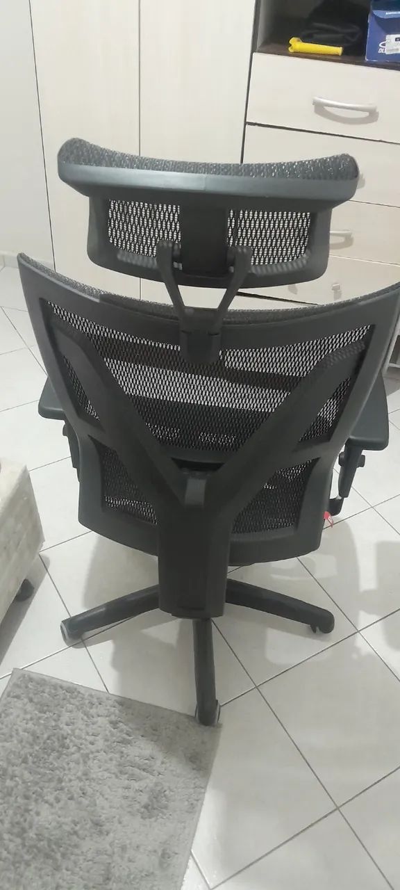 Darix Plaxmetal Executive Chair with Black Mesh Backrest