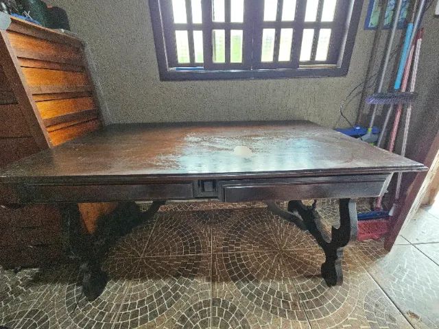 Mesa Antiga de Madeira Decorada com 2 Gavetas - Estilo Clássico e Vintage