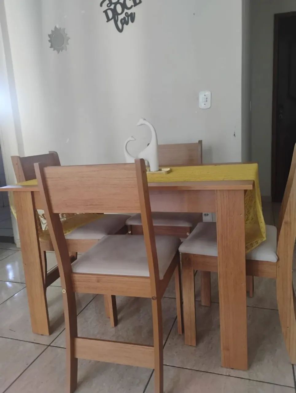 Mesa com 4 cadeiras 