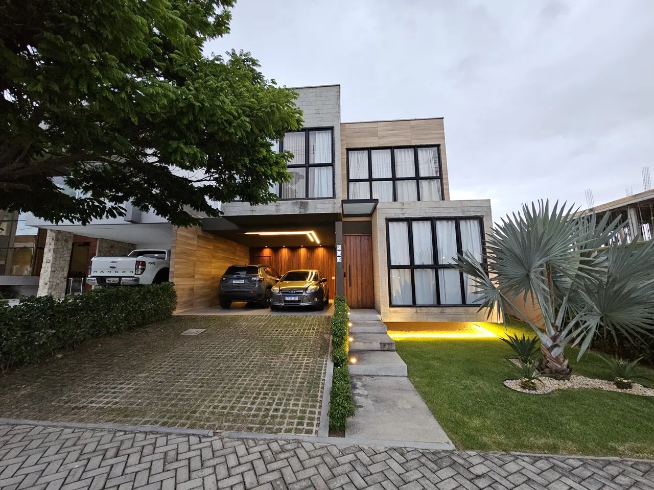 Luxuosa Casa Duplex na Cidade Alpha - Condomínio Completo! REF: 4212