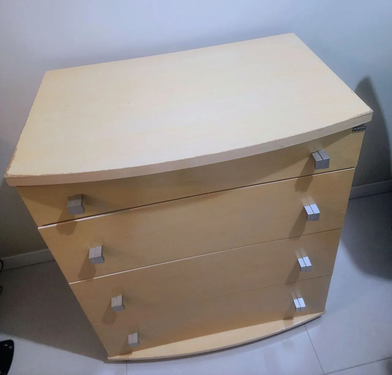 Cômoda Bege com 4 Gavetas - Bom Espaço para Organização - Foto 2