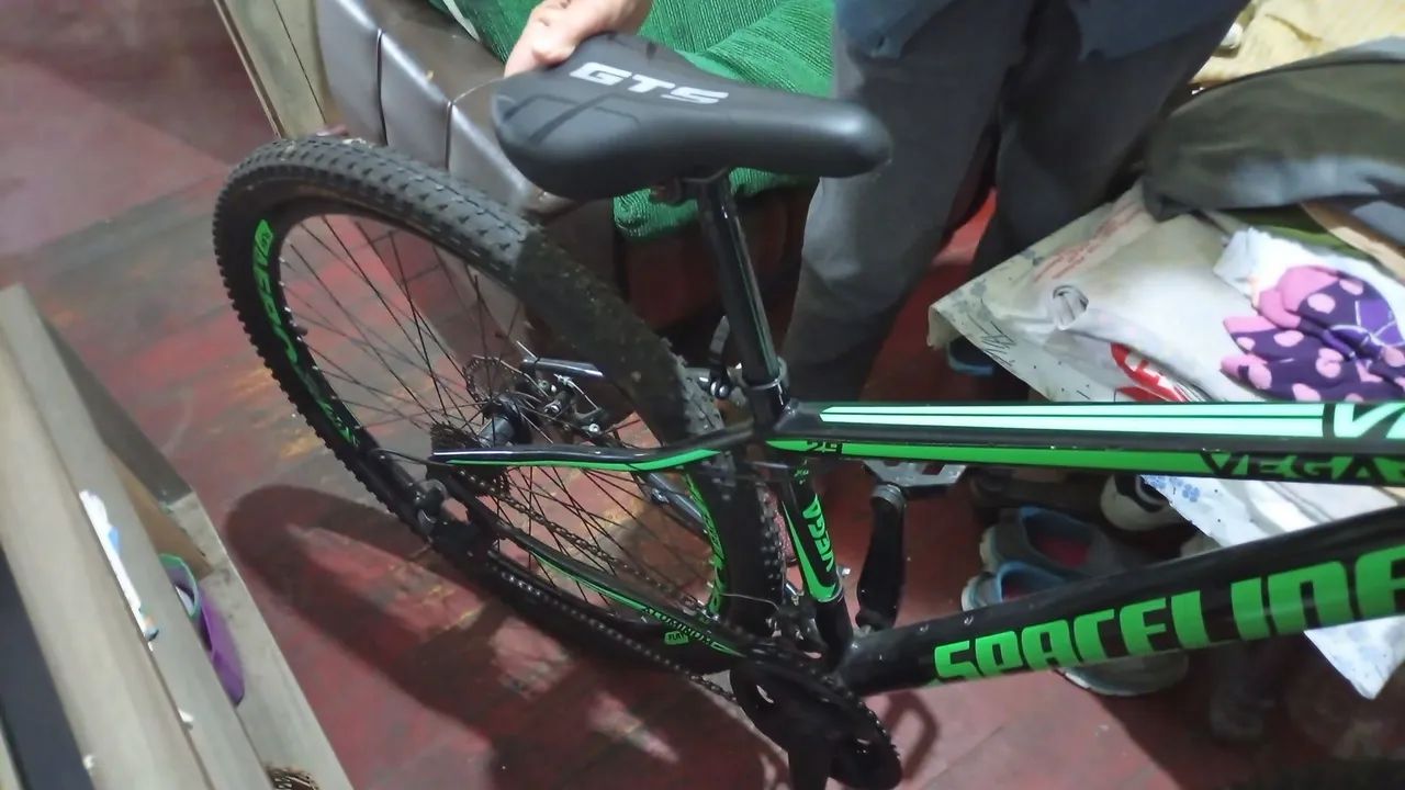Pelotas!!BICICLETA MTB ARO 26 - PRETA E VERDE - FREIO A DISCO - Foto 4