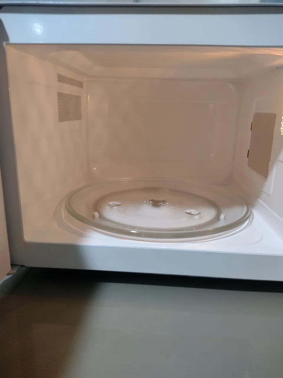 Microondas Midea 31 litros, funcionando perfeitamente  - Foto 2
