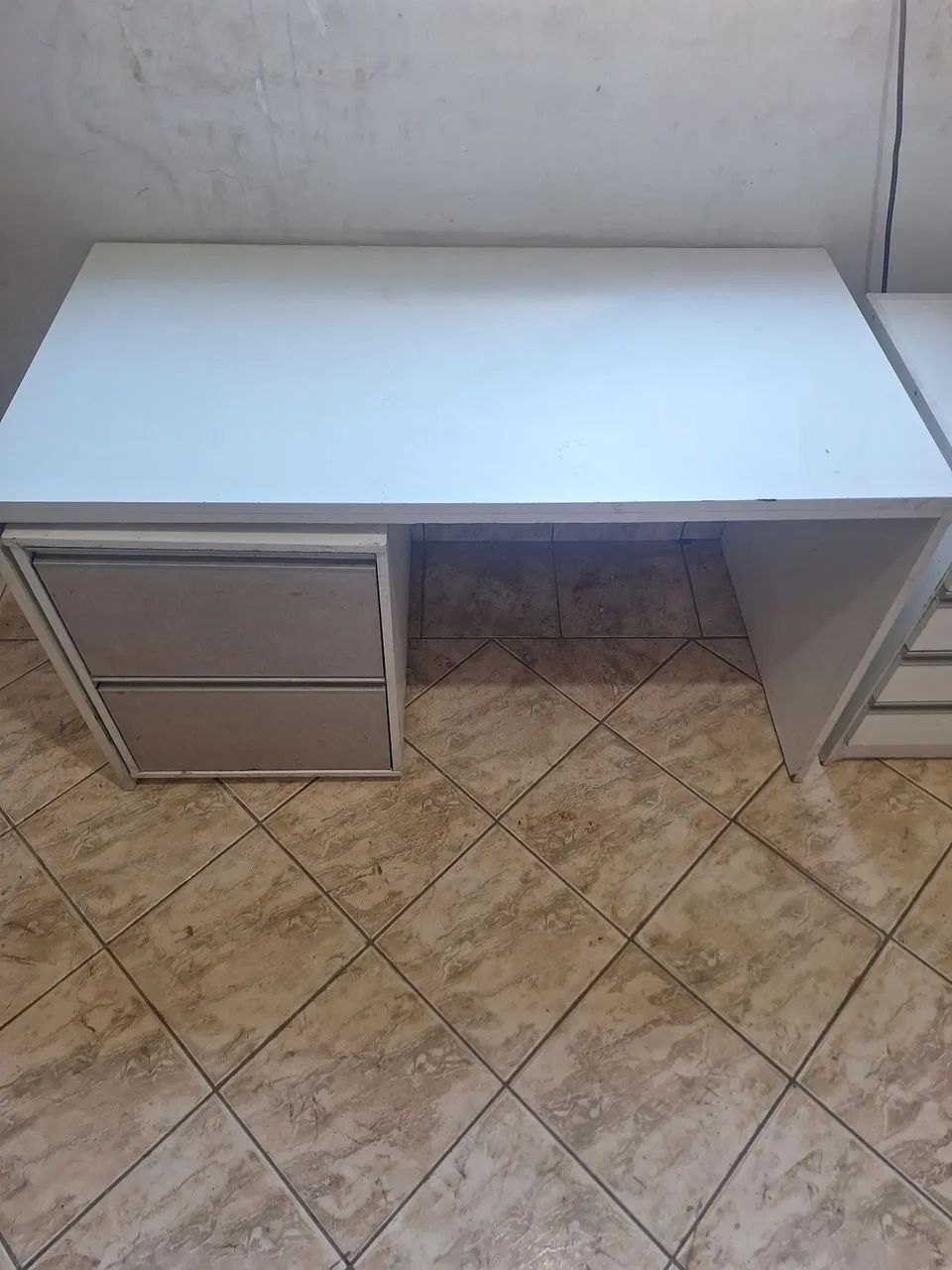 Mesa de escritorio branca com gaveta  - Foto 3