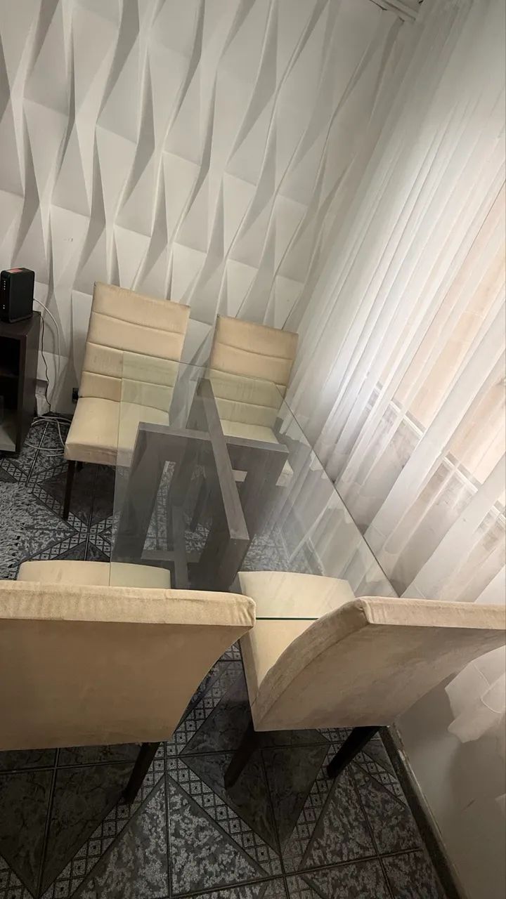 Vendo mesa com 4 cadeiras  - Foto 2
