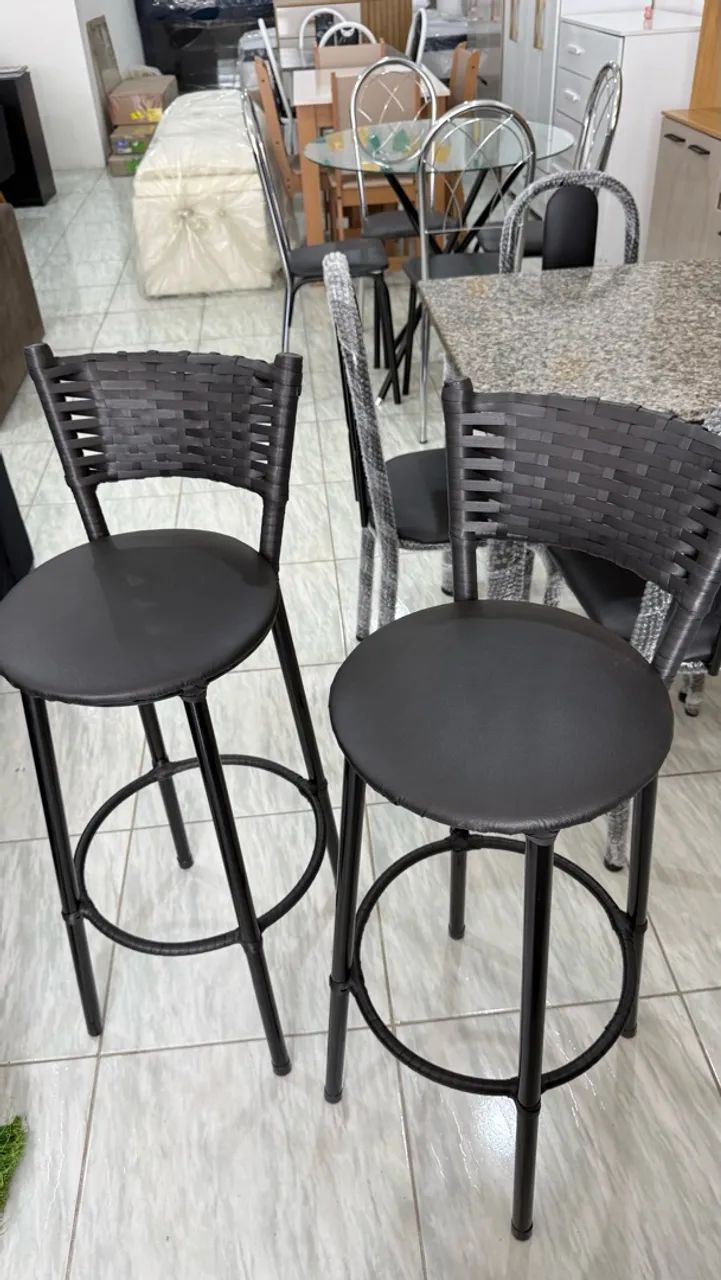 Banqueta para balcão estofada nova disponível 