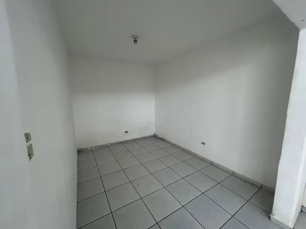 Kitnet com 1 Quarto, Garagem e Quintal Compartilhado  Ótima Localização - Foto 2